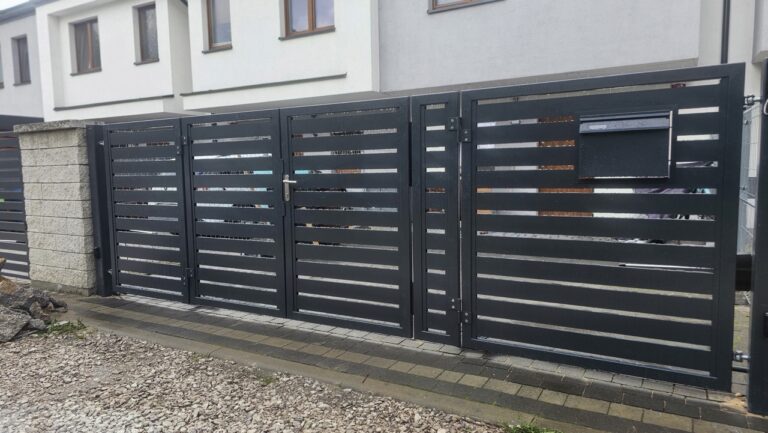 Falttore mit integrierter Pforte 20250801 104433 1
